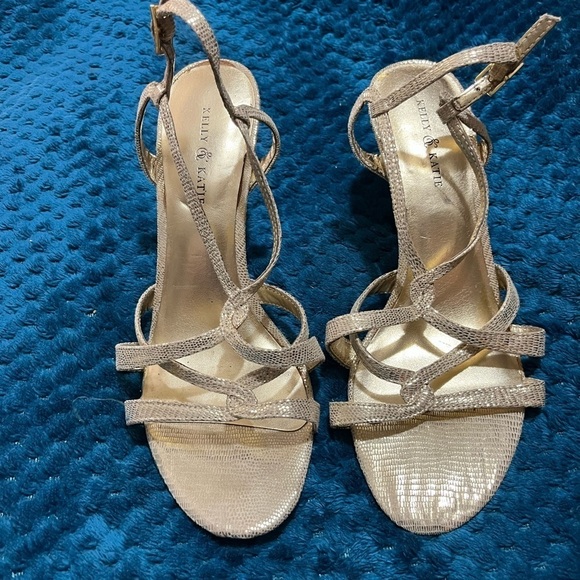 Kelly & Katie gold pump size 8 nice for formal event 3 1/2 inch heel! Nice - Picture 2 of 13